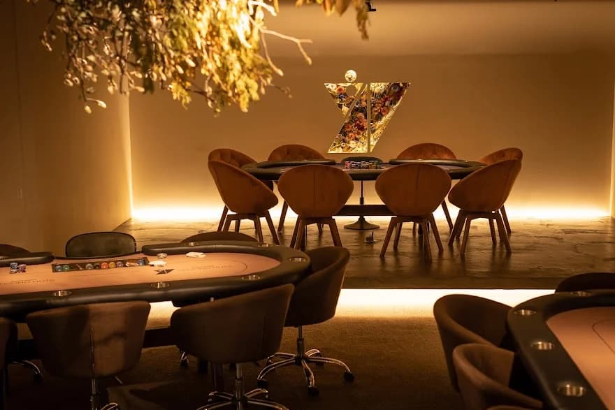 SECOND NUTS 店内の様子 ポーカーテーブルとおしゃれな内装